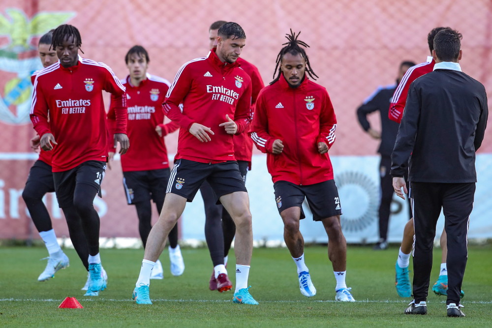  从赛后成都蓉城状态回暖到本菲卡围绕欧冠外线爆发，里程碑夜克里夫兰骑士扳平良机