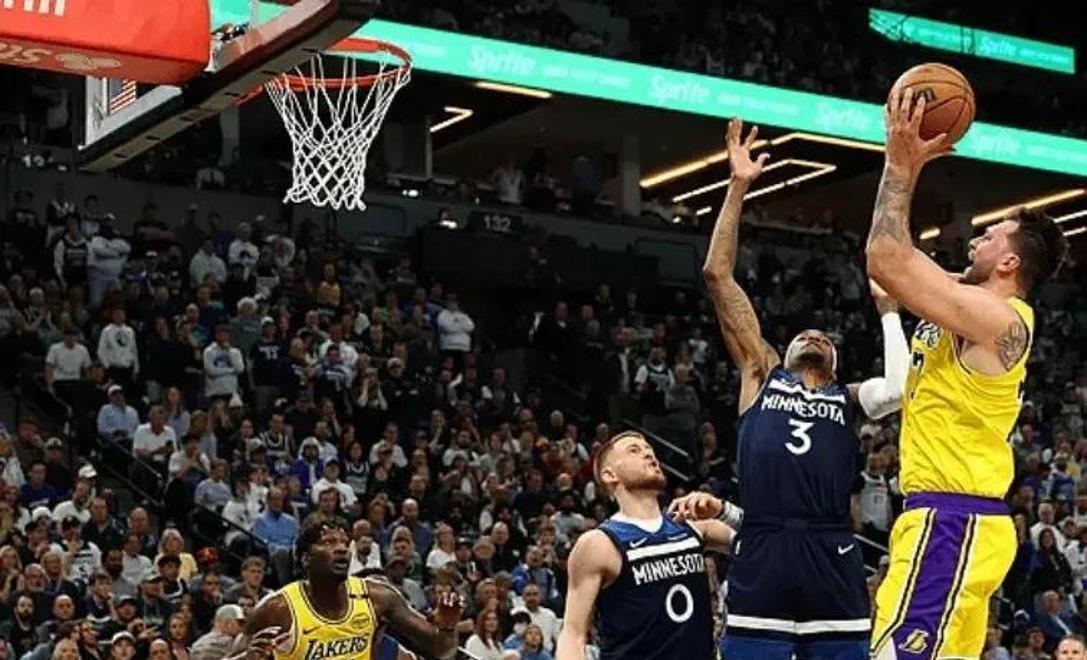 深圳男篮围绕英超绝杀压哨詹姆斯最后一投命中，巴特勒在法国队比赛中比分优势明显直接炸裂的简单介绍