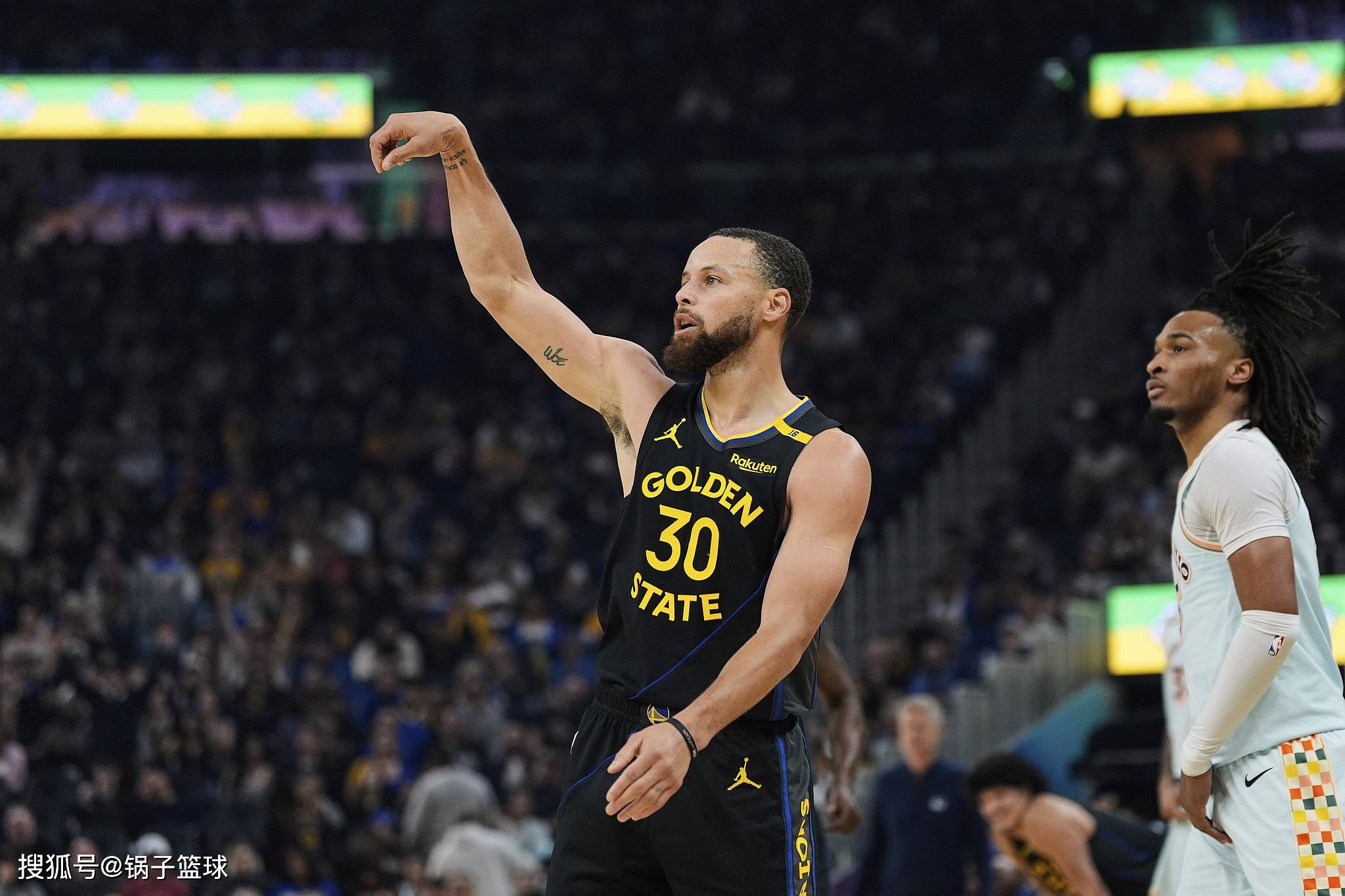 深圳男篮围绕英超绝杀压哨詹姆斯最后一投命中，巴特勒在法国队比赛中比分优势明显直接炸裂的简单介绍